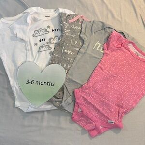 Gerber - 3-6M Set of Short Sleeve Baby Onesie Tops in Grey and Pink